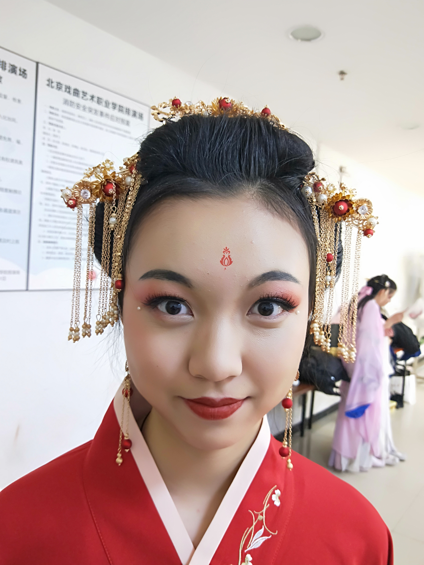 想找一份化妆师的工作,我个人比较擅长古风妆,影视妆,特效妆还有新娘