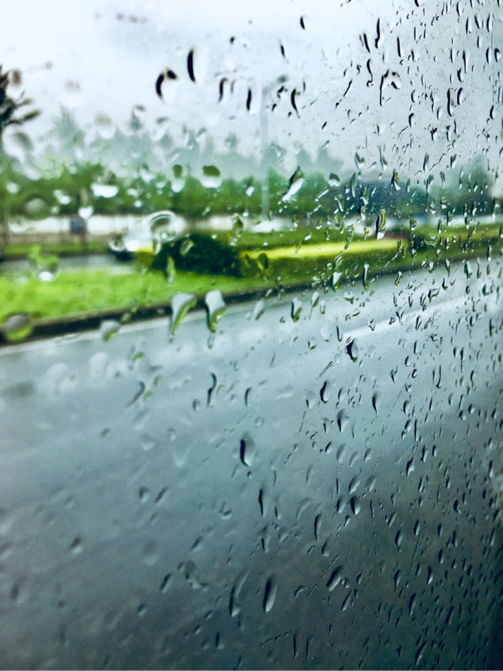 手机摄影大赛#喜欢下雨天,喜欢雨打窗的声音