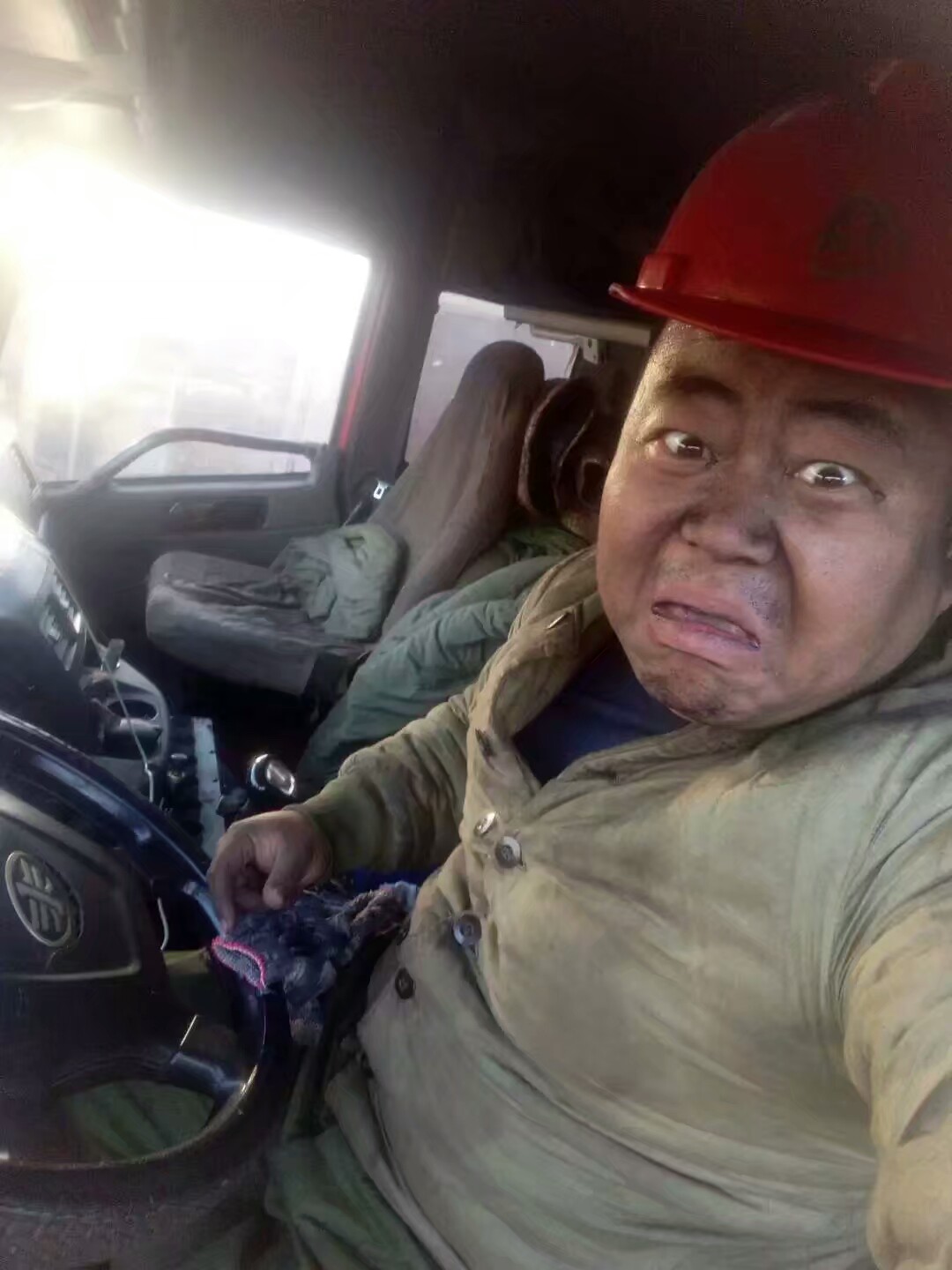 半挂司机想在武汉周边找半挂车开驾龄十年技术不成问题待遇一万往上