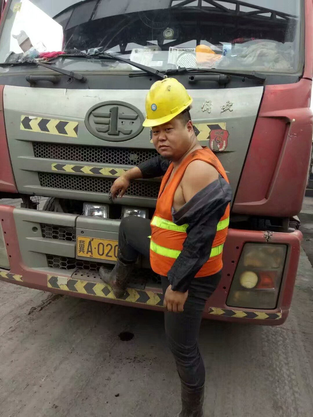 半挂司机想在武汉周边找半挂车开驾龄十年技术不成问题待遇一万往上