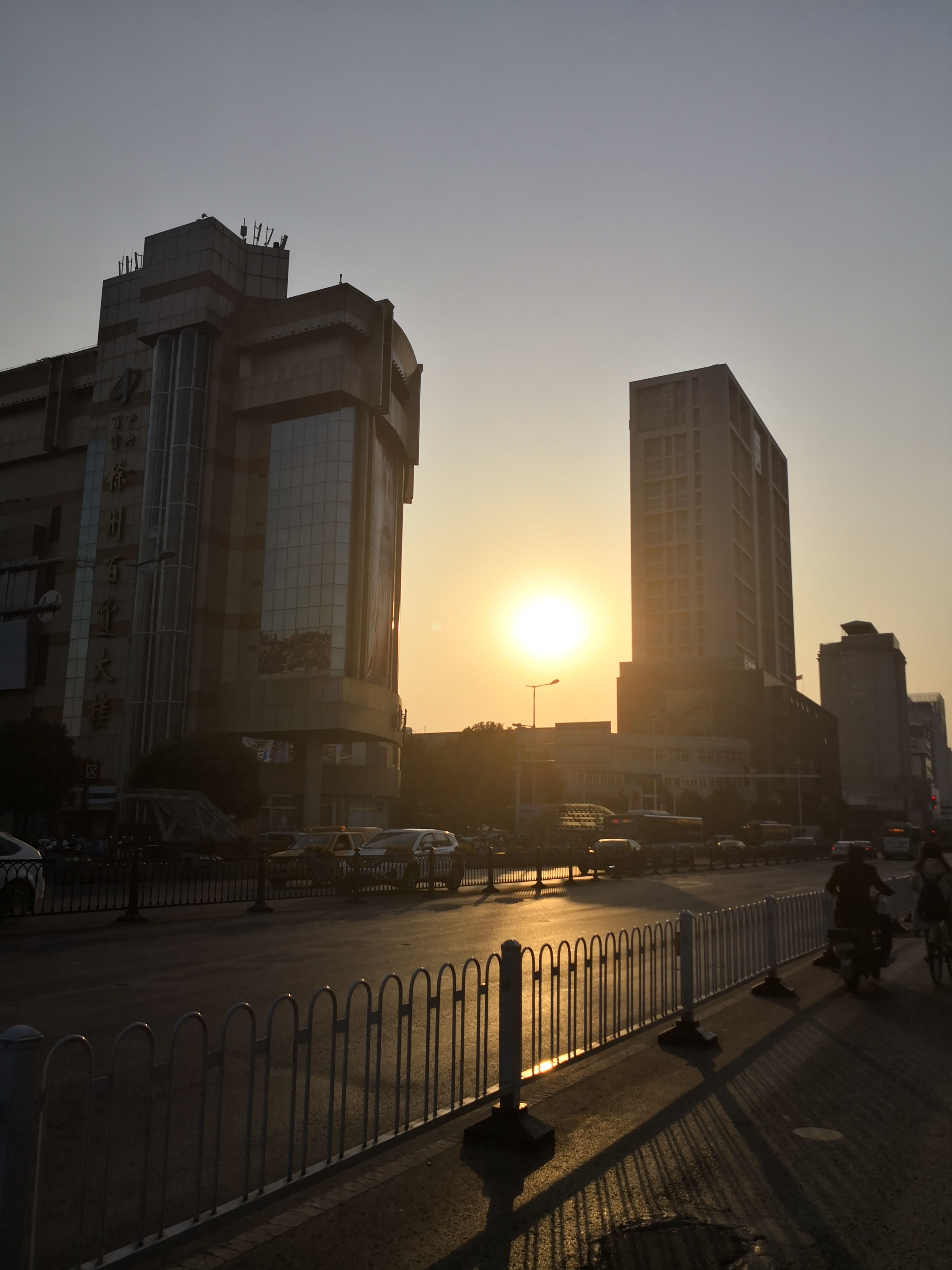 这个城市的阳光明媚可是却没有一种归宿感因为连工作都没有01