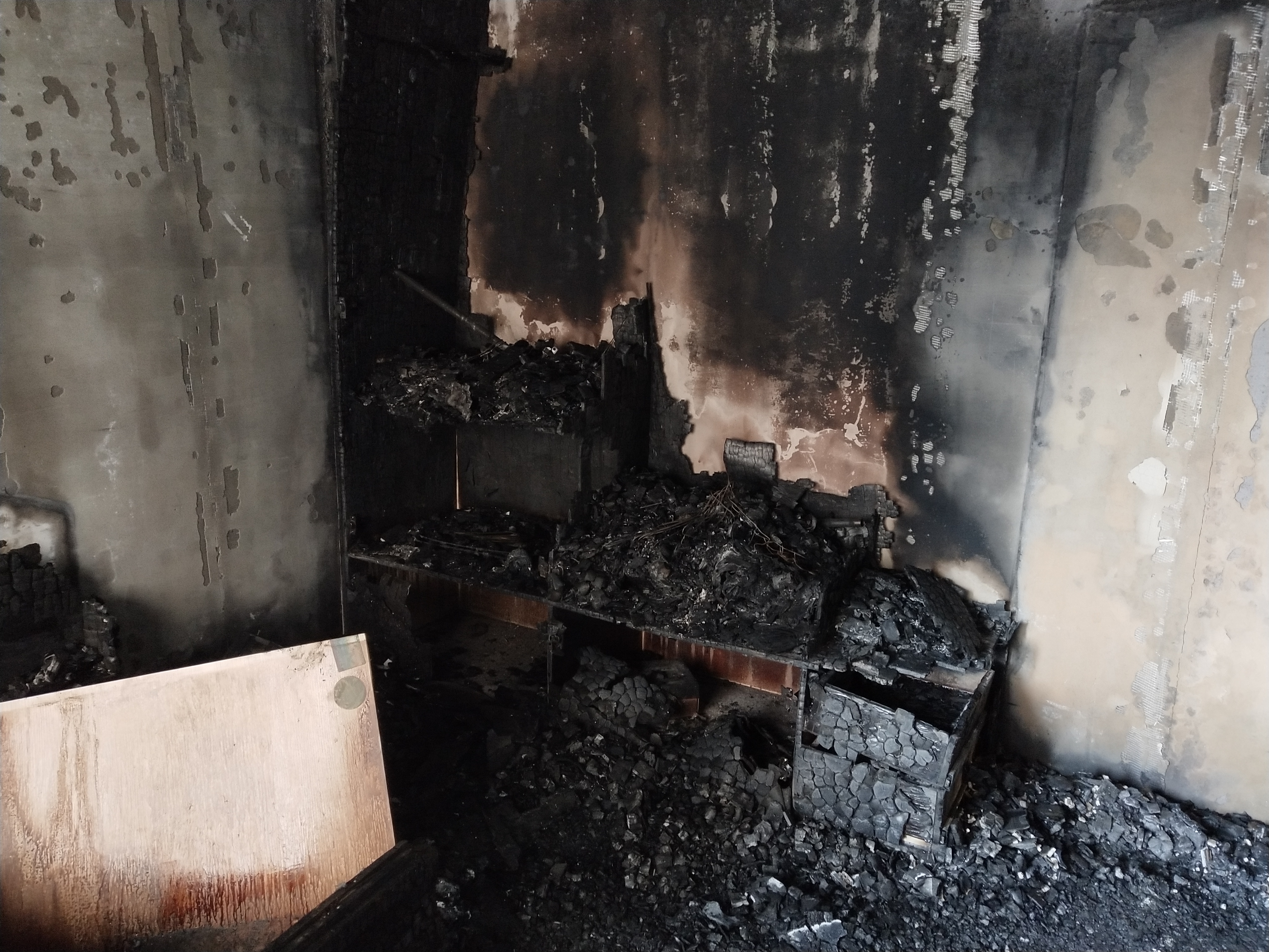 在外地长期出差公司租住的房子着火后私人物品被火烧了衣服电脑手机等