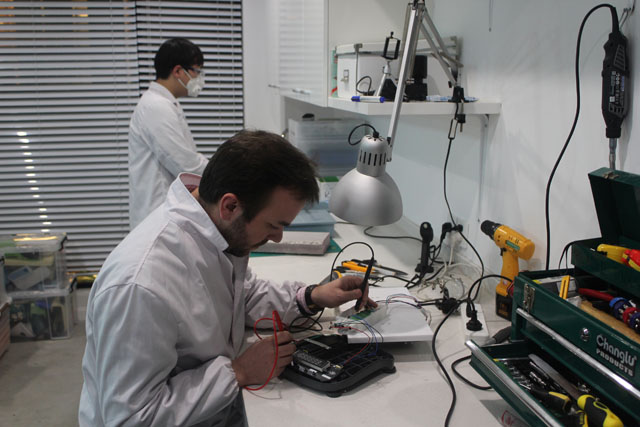 18年本科毕业在汽车零部件公司搞项目助理,现在想转产品研发岗怎么办