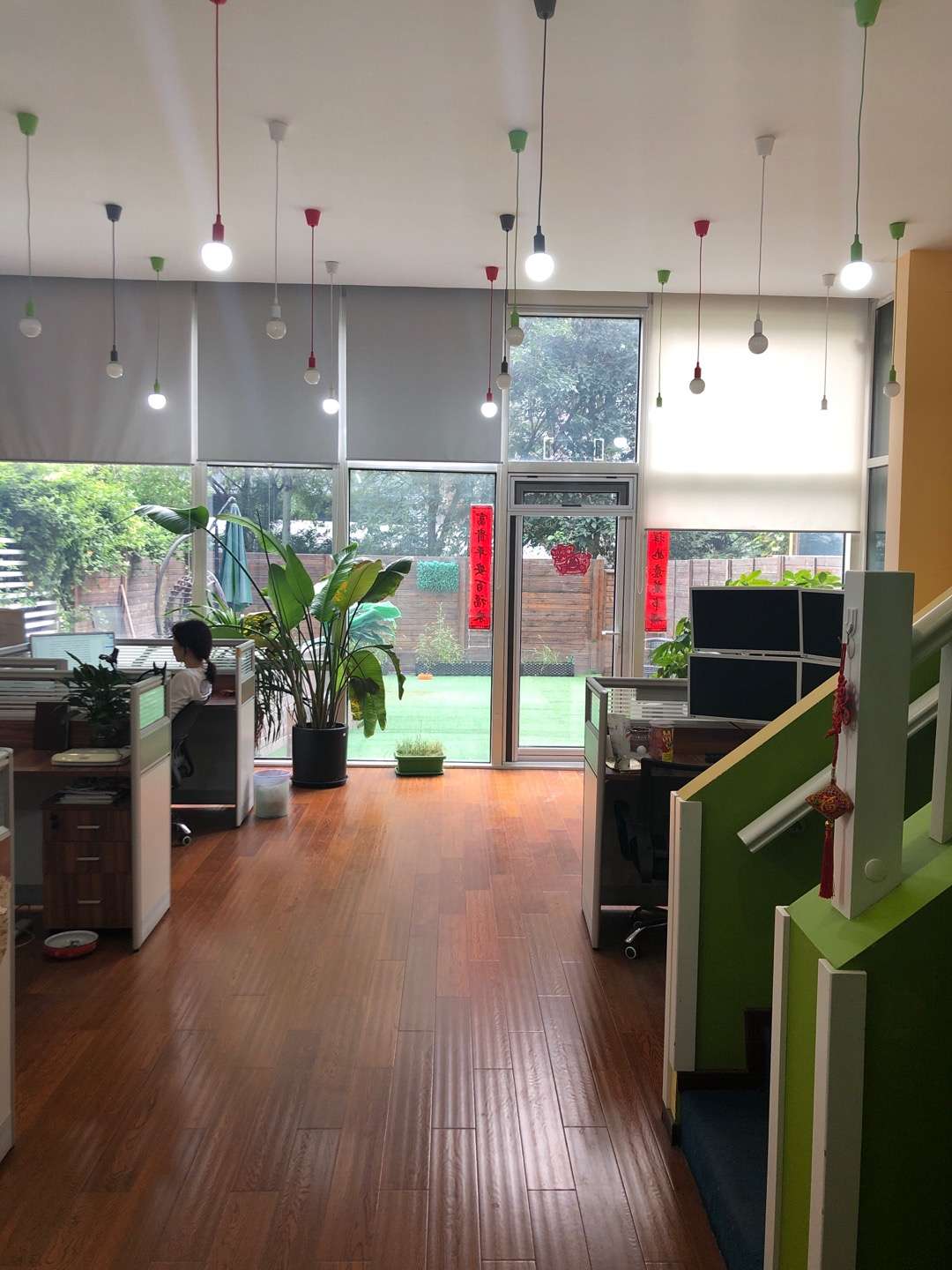 公司在北五环边上的别墅办公,环境优美安静,很适合做投资的量化公司.