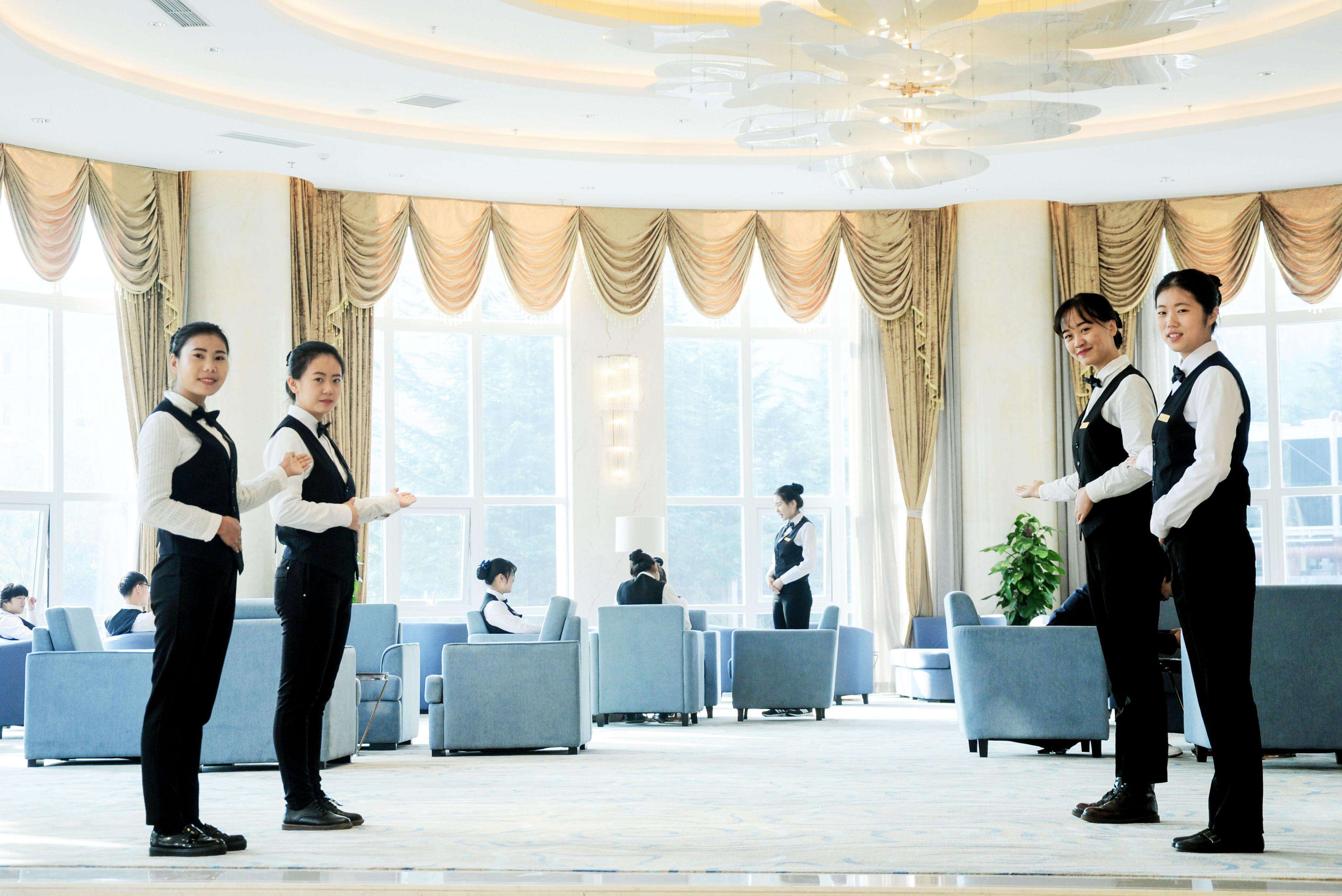 酒店服务#酒店管理专业毕业,然后做了4年的餐饮,期间在一家连锁餐饮