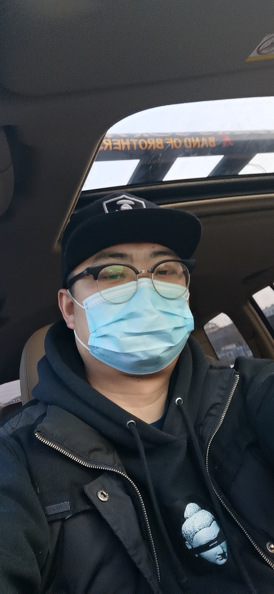 当初学的汽车运用与维修,所以第一份工作是洗车工,然后开始做到维修