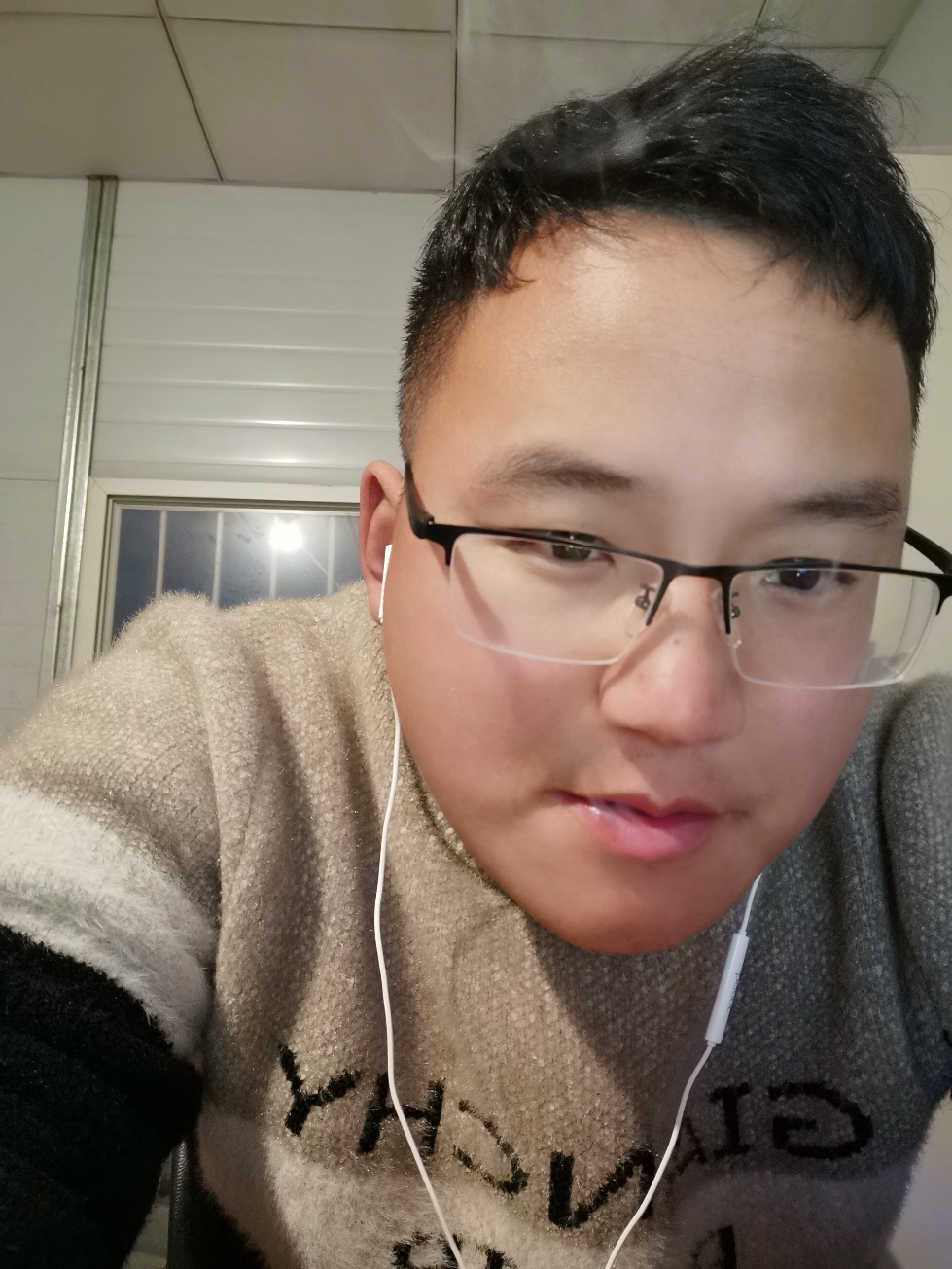 已经成了工地老男人了,92年的,单身现在.可怜