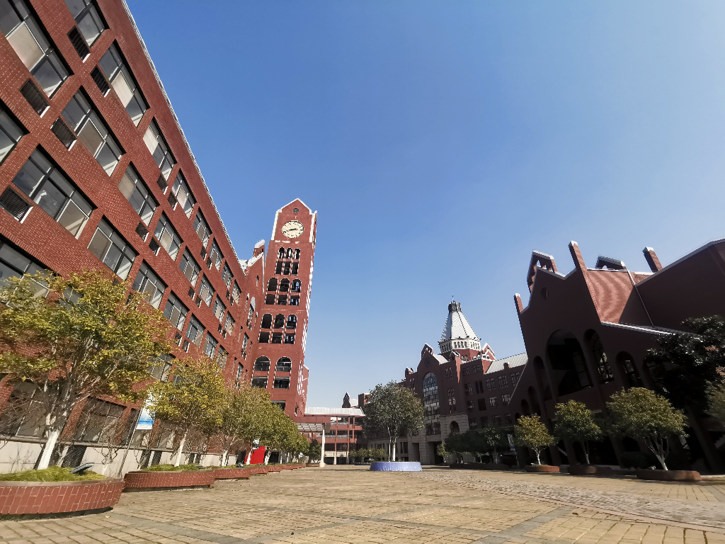 常熟国际学校由常熟 em>高新 /em>区政府投资,伦华教育全面管理,硬