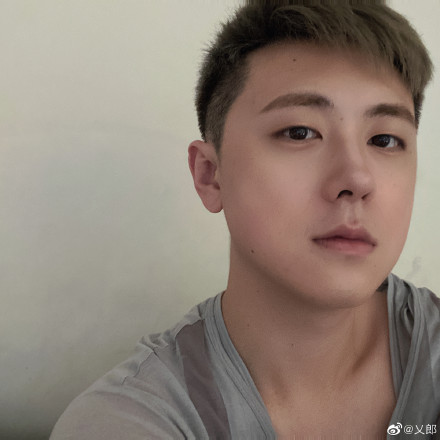 想要认识小姐姐有喜欢单眼皮男生的小姐姐吗