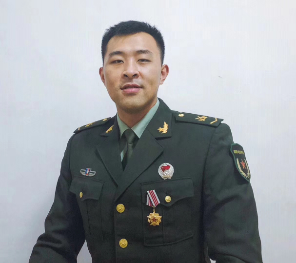 5年期间主担任部队首长的 em>专职司机 /em>兼 em>秘书 /em>警卫员