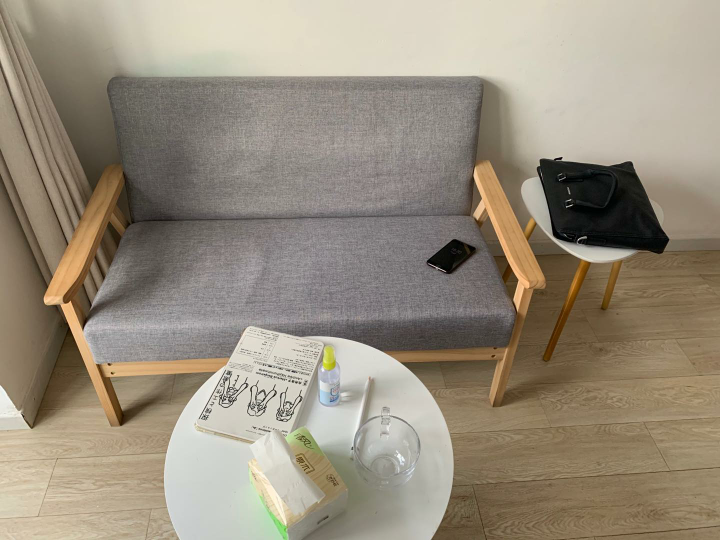 自如从上一个夏天住到了这一个夏天添置了一张小沙发和一个小风扇开