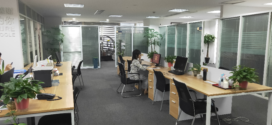 几万块钱买了一个开过光的木质屏风放在他办公室门口说是用921_425