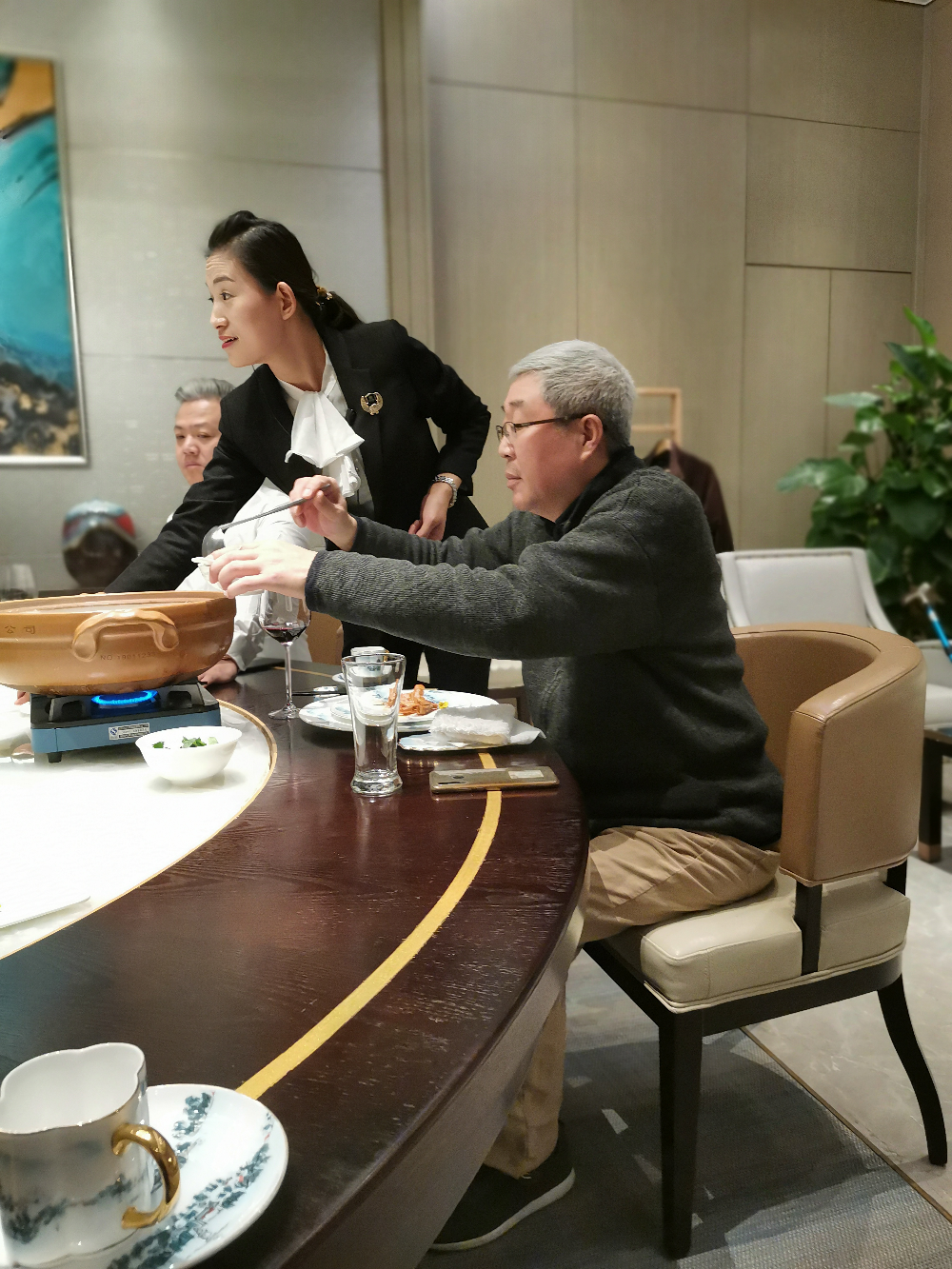 先农快递股份有限公司陪老总和客户吃饭