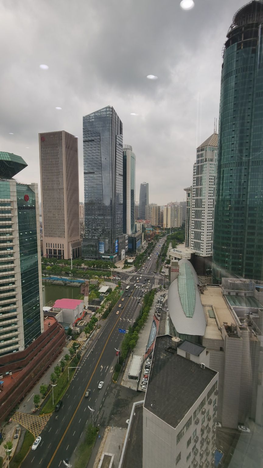 我喜欢这种办公室,落地窗,能看城市