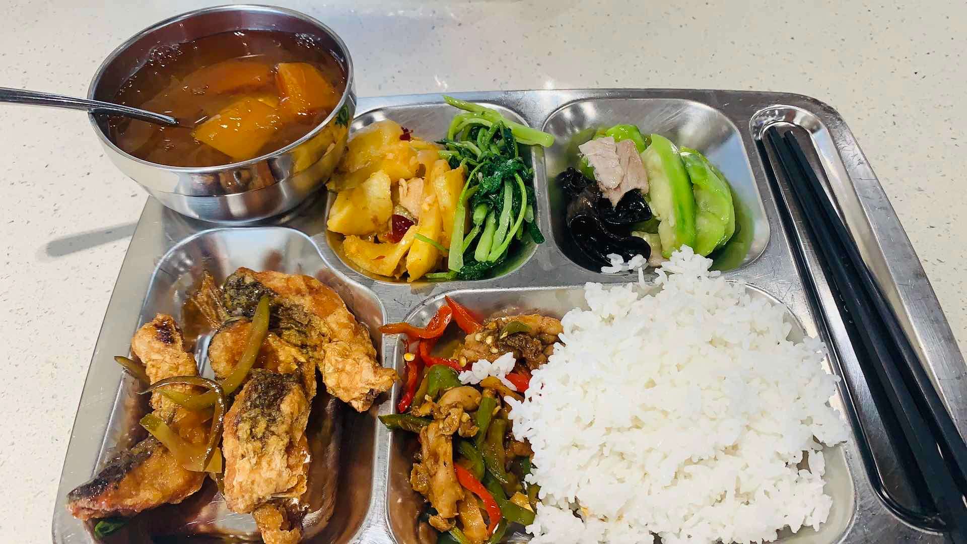 办公环境超级好食堂饭菜很好吃中午还有床可以睡觉