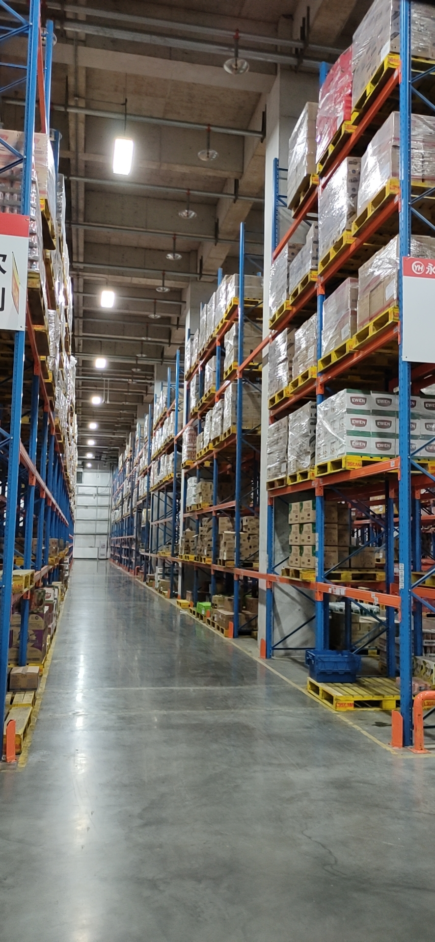 仓储仓库,这些高架是需要高叉上架补货的,满满的都是回忆啊!_职q!