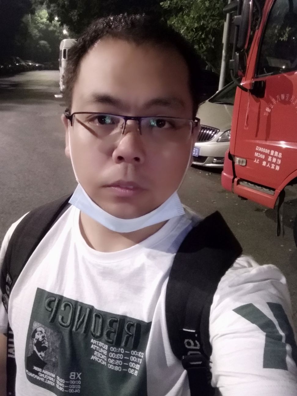 我是一个拖着80后尾巴男人,每天三点一线的生活,平时听听音乐,弹弹