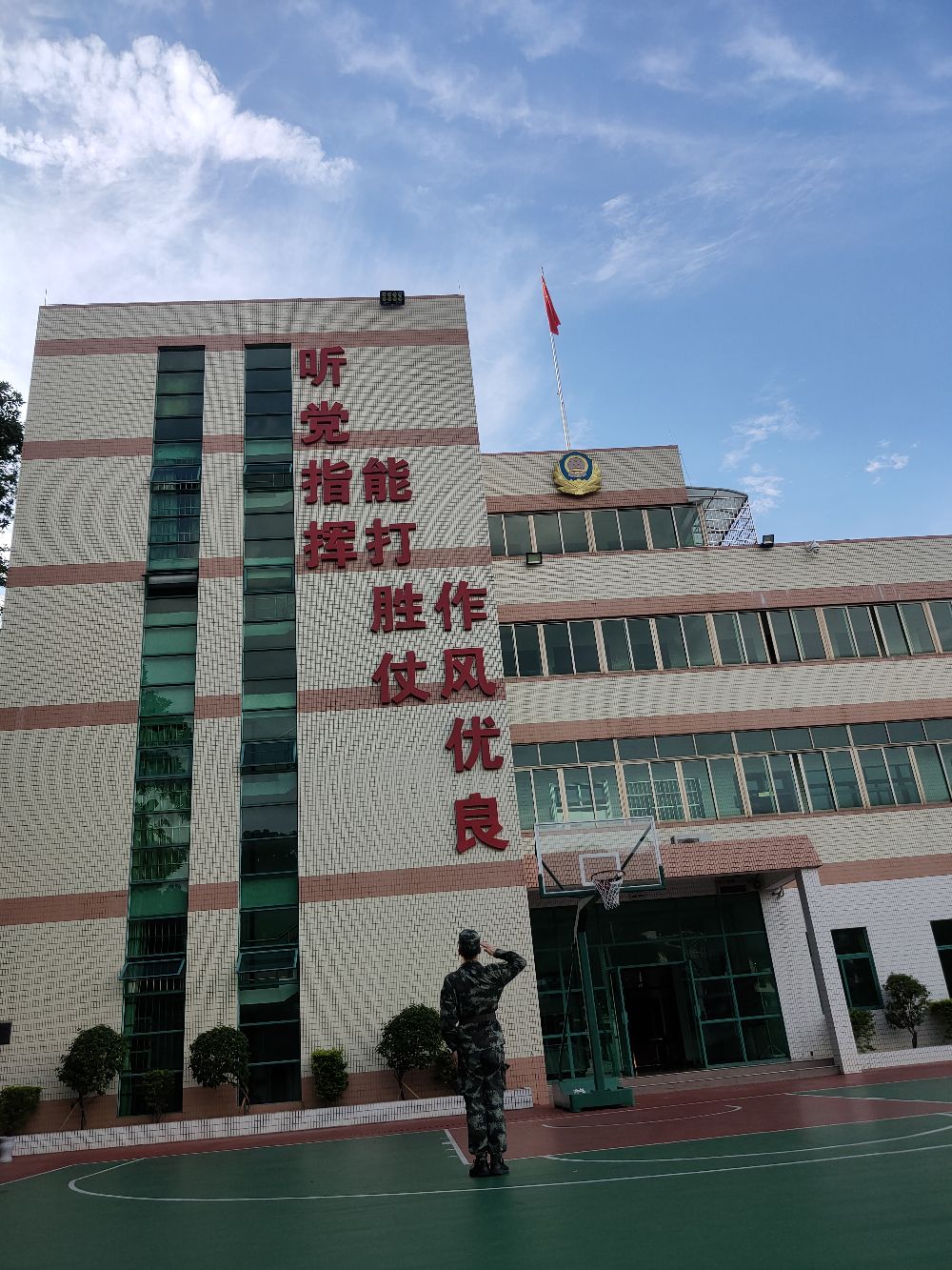 做个自我介绍96年身高1772015年9月入伍2020年9月退