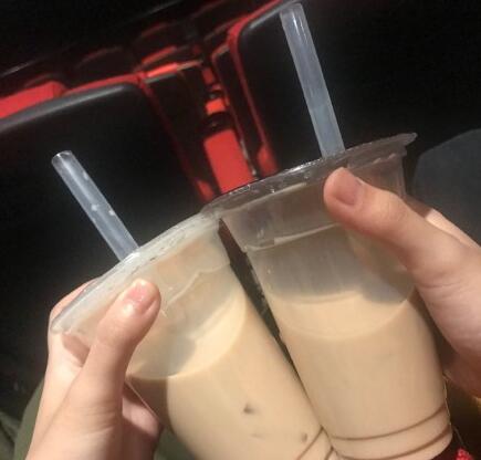 看电影的标配就是买奶茶啦435_416