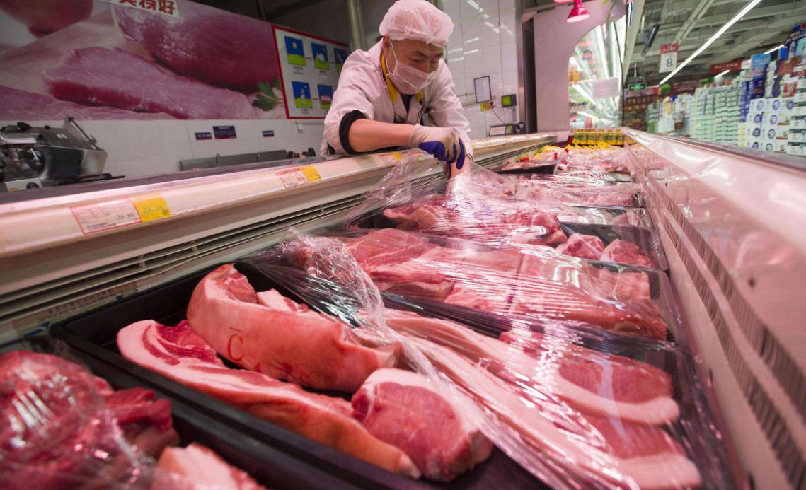 与往年消费旺季时有所不同的是,近期生猪和猪肉价格均呈回落趋势,同比