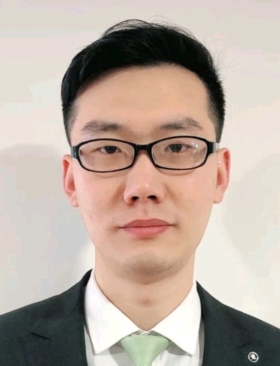 本人80尾巴,从事财务类工作,30出头,对比着自己两张不同年份的证件照