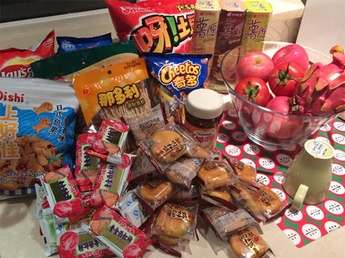 糖果,以及一些小零食,都是家里人爱吃的,我们家每年都会买很多小零食