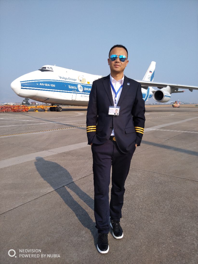 干了七年航空俄语翻译,如今改行到后舱指挥员,薪水可观,待遇优厚