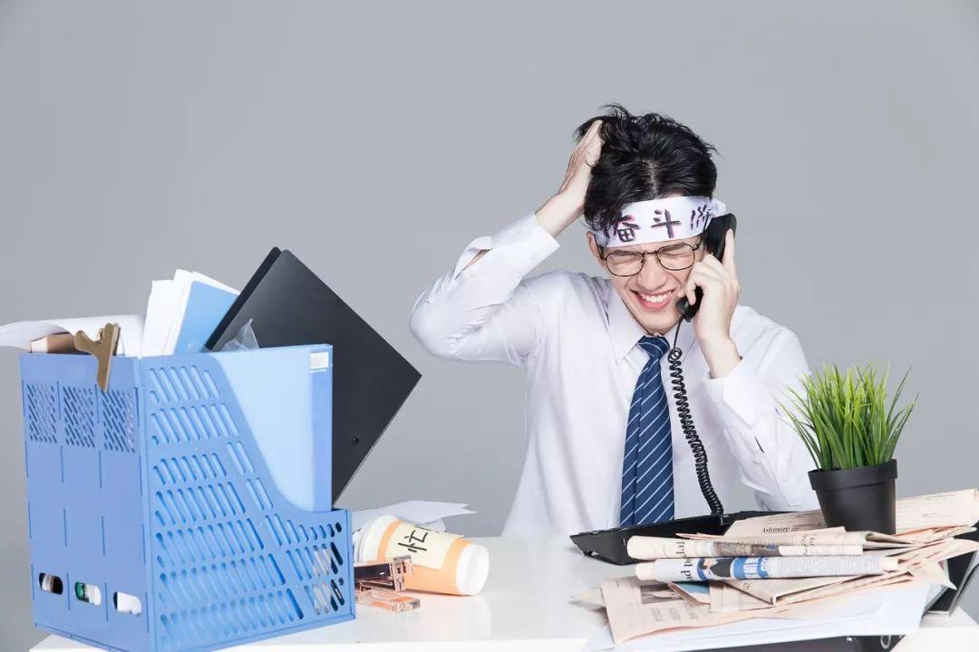 看看面试者在压力下是否还能保持冷静,思路清晰地回答和应对.