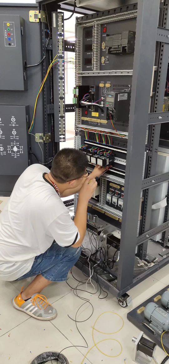 442阅读6赞0评论现在装配钳工电工一起月薪26天多少阅读946回答0现在