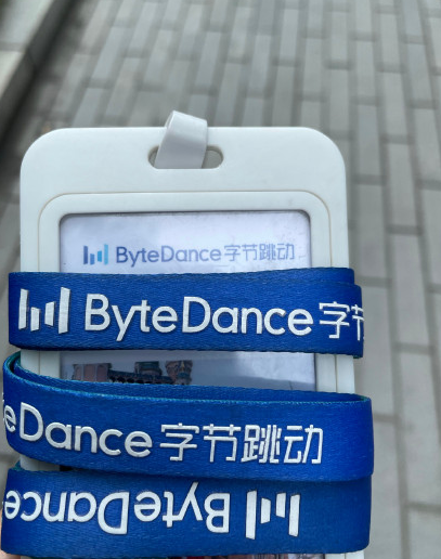 有人调侃:这个大厂的工牌简直就是他们的第二层皮肤!