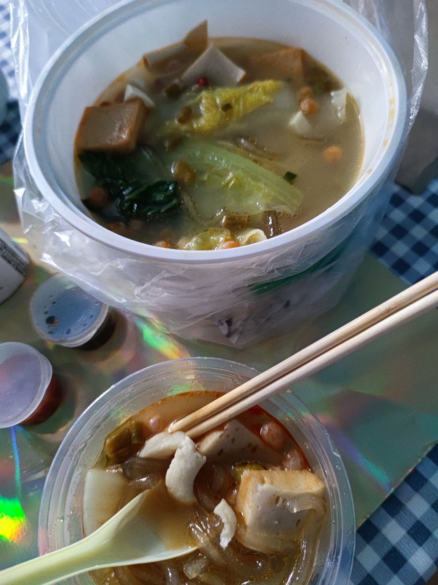 一天不开心都走了,不想做饭,打包一份好吃的麻辣烫,开心😁
