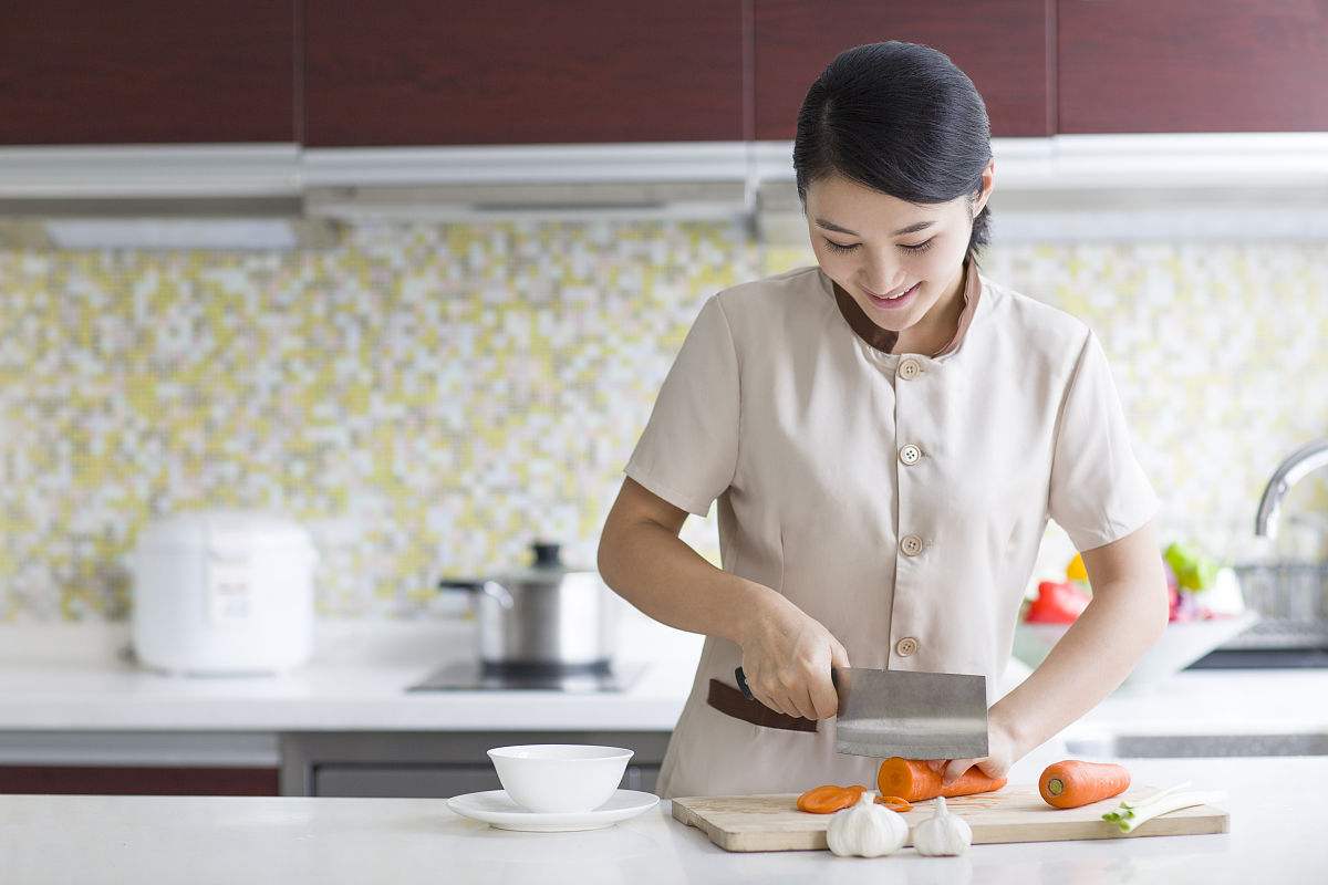 【今天想和大家讨论一个话题,如果薪资给的够高,你愿意从事家政服务