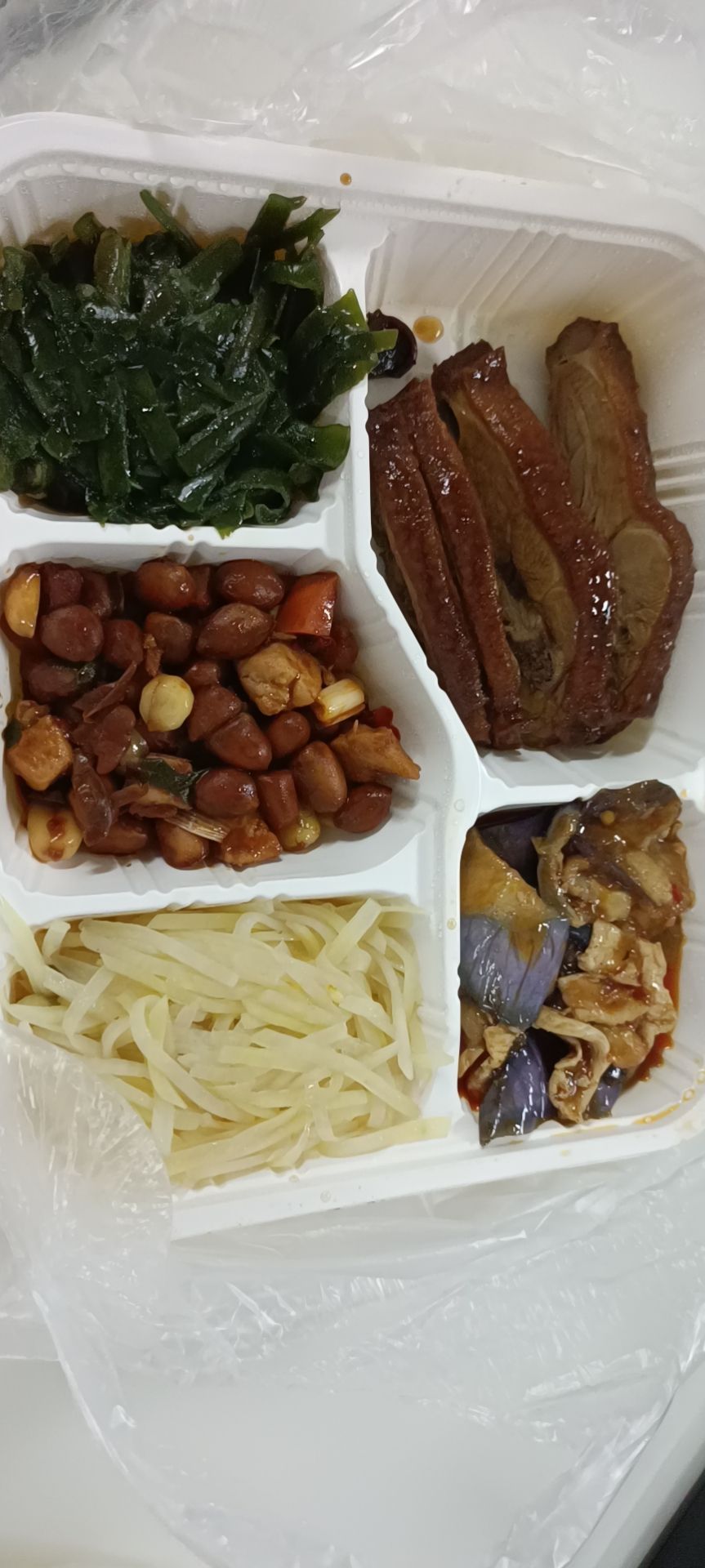 晒晒你的工作餐#这是我们公司的午餐,有饭有肉.