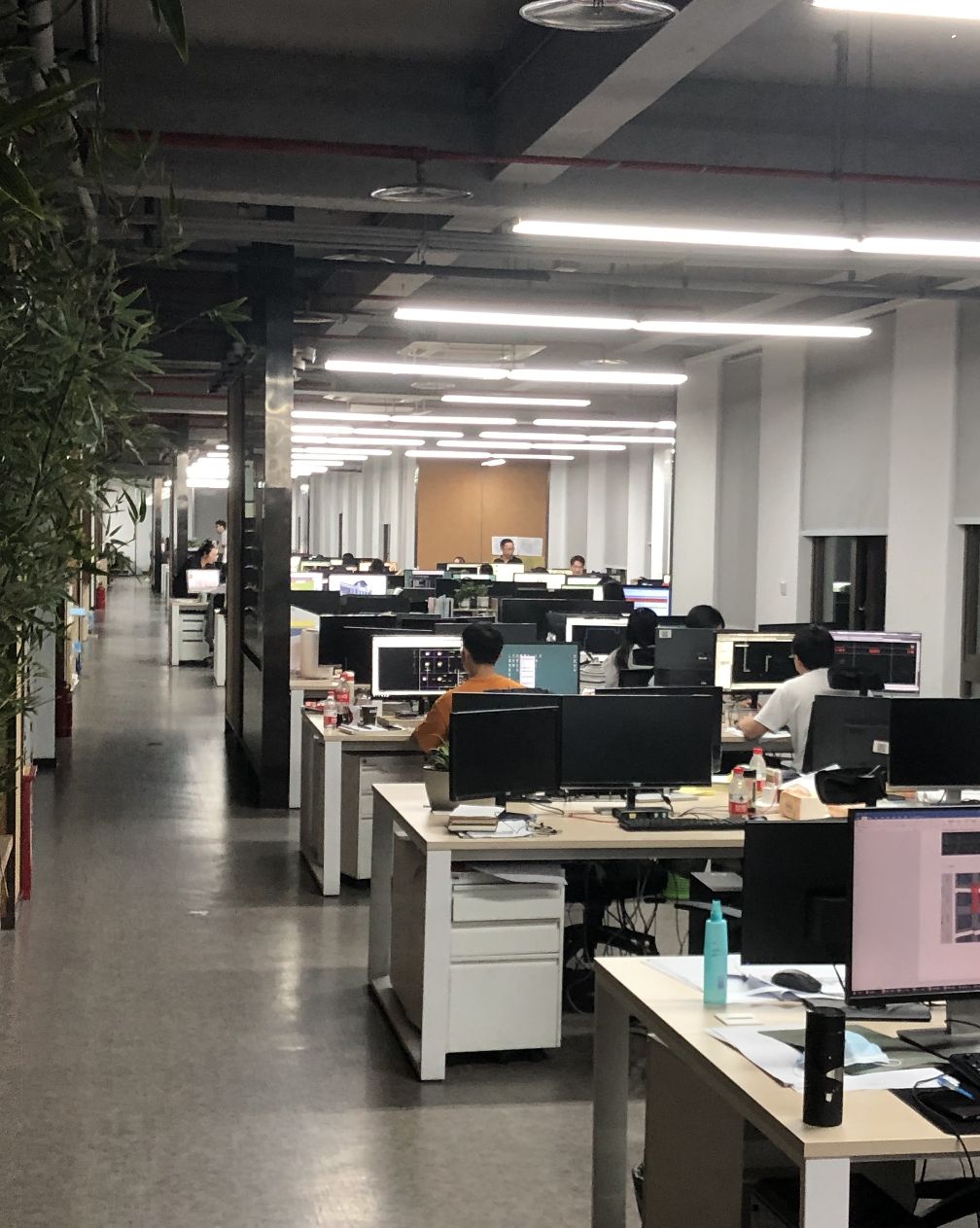 当两个人如果面试的感觉又差不多的时候,公司在二选一的情况下还是会