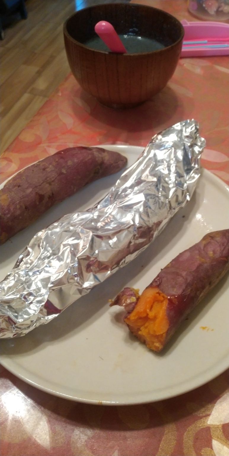 锡纸烤红薯:上下火, em>180度 /em>,一个半小时左右,满屋闻到熟香味