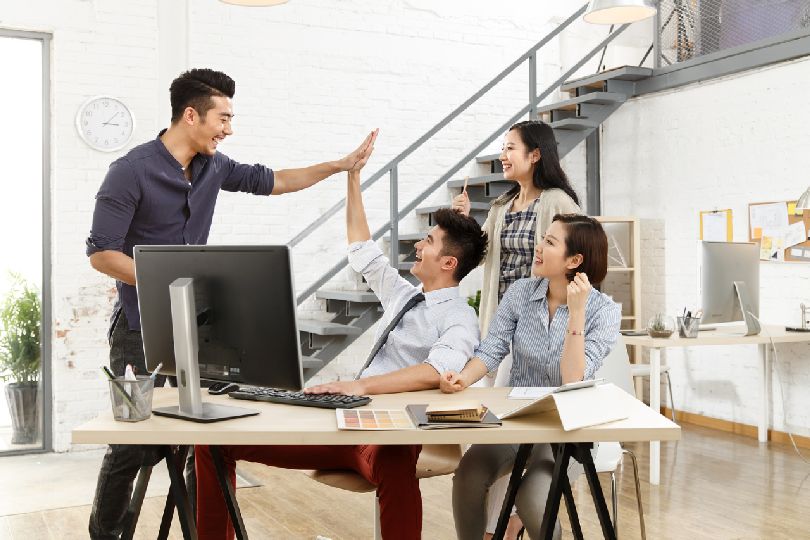 人员如: em>产品经理 /em>,优化师,架构师  再次,需要有运营类人员如