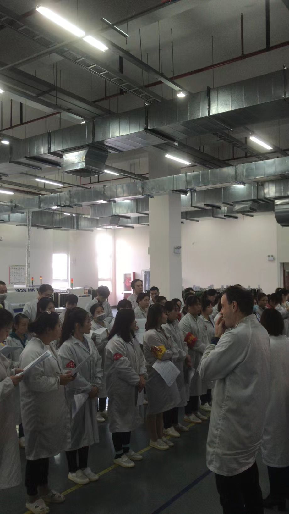 我现在工作生活在上海市奉贤区所在的工厂,是一家中外合资环保机械