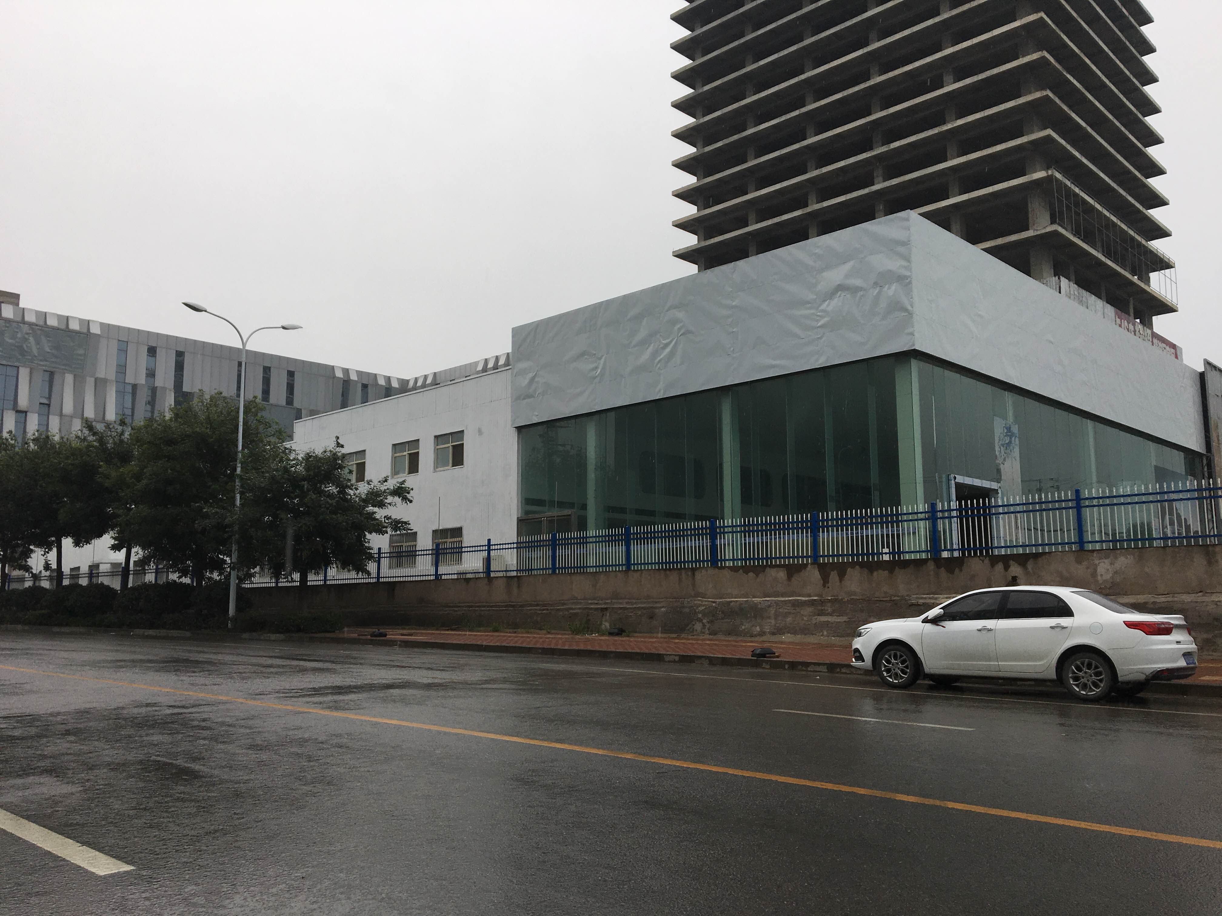 在咸阳北上召汽车园,西兰路和帝王路交叉口西北角,咸阳奔驰4s店对面.